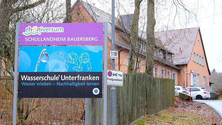 Das Schullandheim Bauersberg bei Bischofsheim ist Teil der Umweltbildung innerhalb des Rhöniversums. Für die Immobilie besteht Sanierungsbedarf. Nun gibt es Pläne, dass die Stadt Bischofsheim das Gelände von der Stadt Schweinfurt übernimmt. Auch das Biodiversitätszentrum könnte dort unterkommen.