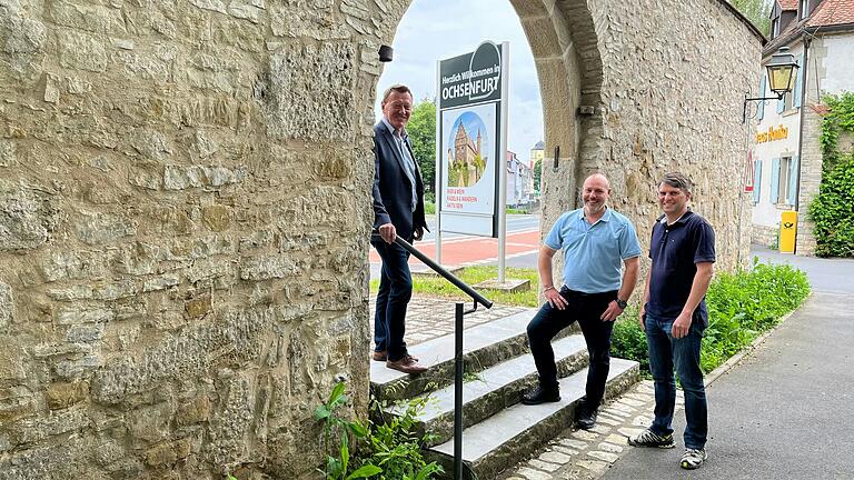 Stolz präsentieren Bürgermeister Peter Juks, Matthias Ruckert (Bauhof) und Manuel Wagner (Bauamt) die sanierte Mauer zur B13.