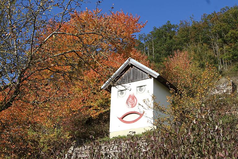 Schon viele Jahrzehnte fungierte dieses Häuschen mit dem lachenden Gesicht als Blickfang, sogar für die mit der Eisenbahn Vorbeifahrenden. Schon viele Jahrzehnte fungierte dieses Häuschen mit dem lachenden Gesicht als Blickfang, sogar für die mit der Eisenbahn Vorbeifahrenden.