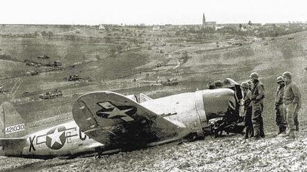 Formieren für den Angriff: Vor Waldbrunn, wo ein amerikanischer Jagdbomber vom Typ P 47 notlanden musste, sammelten sich die Panzer, um Würzburg einzunehmen. Formieren für den Angriff: Vor Waldbrunn, wo ein amerikanischer Jagdbomber vom Typ P 47 notlanden musste, sammelten sich die Panzer, um Würzburg einzunehmen.