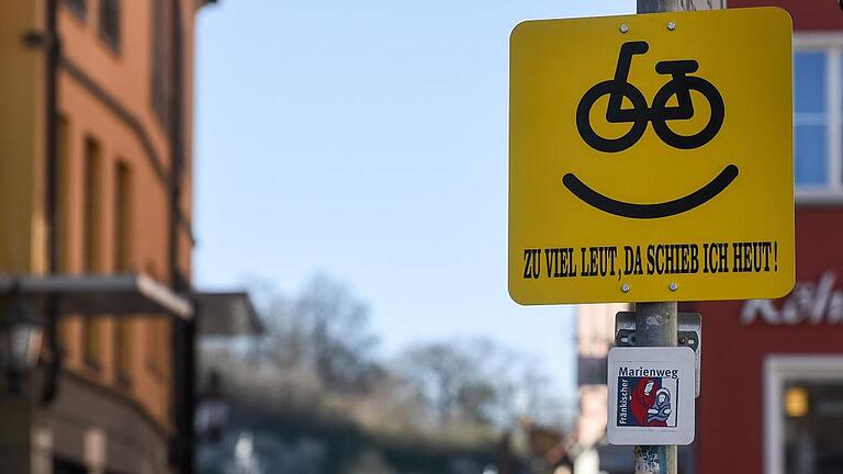 So sieht es aus, das neue Schild an der Alten Mainbrücke  das Radfahrer dazu animieren soll, abzusteigen und ihr Rad über die Brücke zu schieben,