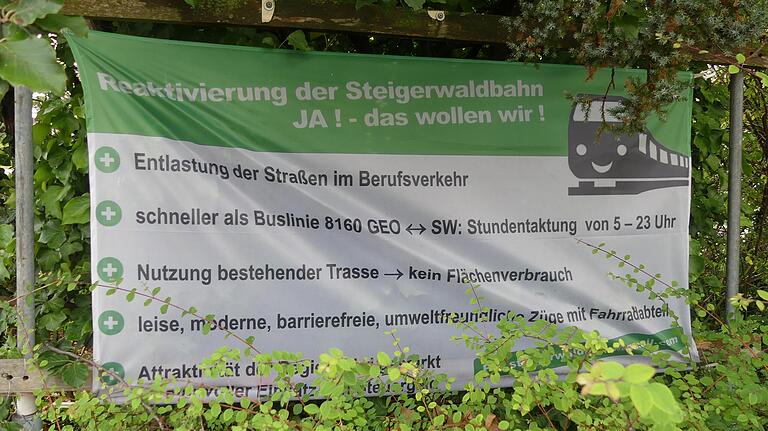 Pro Bahn: Dieses Plakat in Grettstadt fasst die Argumente für eine Reaktivierung zusammen.&nbsp;