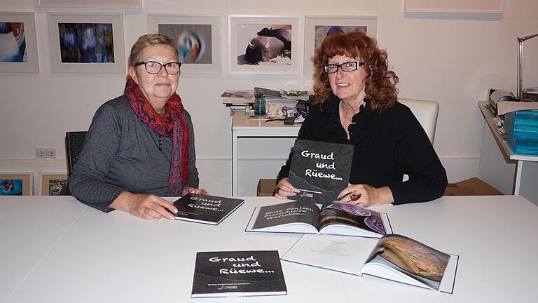 Brigitte Schmidt vom Stiftungsvorstand und Rosa Strauß-Carl vom Stiftungsrat der Leonie und Helmut Schmitt Stiftung stellen das Langenleitener Kochbuch 'Graud und Rüewe...' vor.