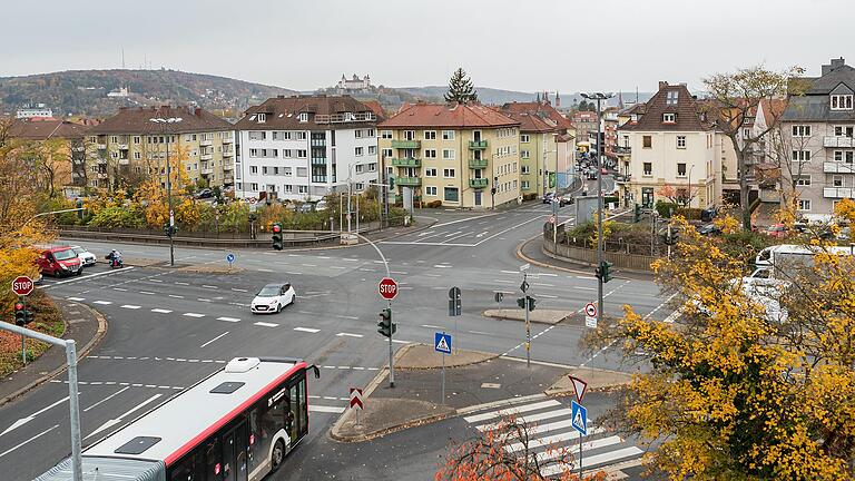 Die Kreuzung Rottendorfer Straße mit dem Mittleren Ring in Würzburg. Die Stadt plant eine Sanierung der Brücke ab dem Jahr 2025. So hat es der Stadtrat jetzt beschlossen.