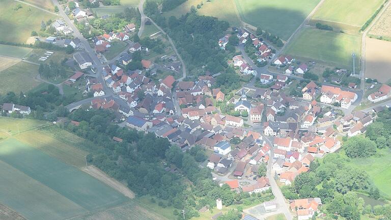 Die starke verdichtete Bebauung im Ortskern rührt daher, dass das gesuchte Dorf in einem Tal an einem Flüsschen liegt.