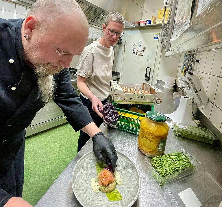 Markus Söder in seiner Küche: Er ist ein Kochverrückter, der immer wieder Neues probiert; hier ist es gebeizter Lachs mit Quinoa-Salat. Markus Söder in seiner Küche: Er ist ein Kochverrückter, der immer wieder Neues probiert; hier ist es gebeizter Lachs mit Quinoa-Salat.