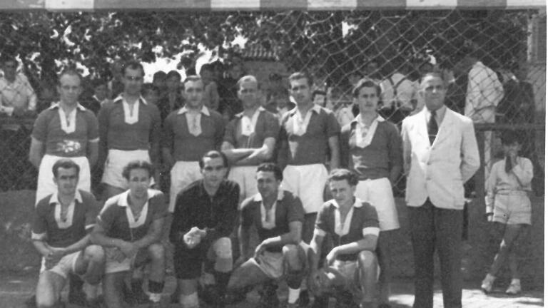 Vor 75 wurde die Handball-Herren-Mannschaft des TV Gerolzhofen erstmals Meister und stieg in die Bezirksliga auf. Das Bild zeigt (hinten von links) Fritz Gresser, Fritz Ludwig, Jupp Scheuermann, Hans Engst, Hans Pfaff, Willi Ortner, Rudi Mai (Abteilungsleiter), (vorne von links) Franz Kraus, Erich Nüsslein, Herbert Reimann, Karl Berthold und Bruno Förster. Vor 75 wurde die Handball-Herren-Mannschaft des TV Gerolzhofen erstmals Meister und stieg in die Bezirksliga auf. Das Bild zeigt (hinten von links) Fritz Gresser, Fritz Ludwig, Jupp Scheuermann, Hans Engst, Hans Pfaff, Willi Ortner, Rudi Mai (Abteilungsleiter), (vorne von links) Franz Kraus, Erich Nüsslein, Herbert Reimann, Karl Berthold und Bruno Förster.