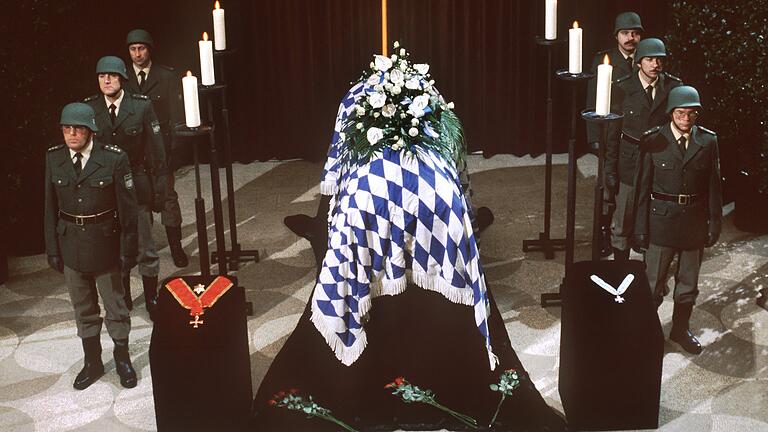 Vor 30 Jahren starb Franz Josef Strauß - Blick auf den im Prinz-Carl-Palais aufgebahrten Sarg des verstorbenen bayerischen Ministerpräsidenten Franz Josef Strauß, mit Ehrenwache. Vor 30 Jahren starb Franz Josef Strauß - Blick auf den im Prinz-Carl-Palais aufgebahrten Sarg des verstorbenen bayerischen Ministerpräsidenten Franz Josef Strauß, mit Ehrenwache.