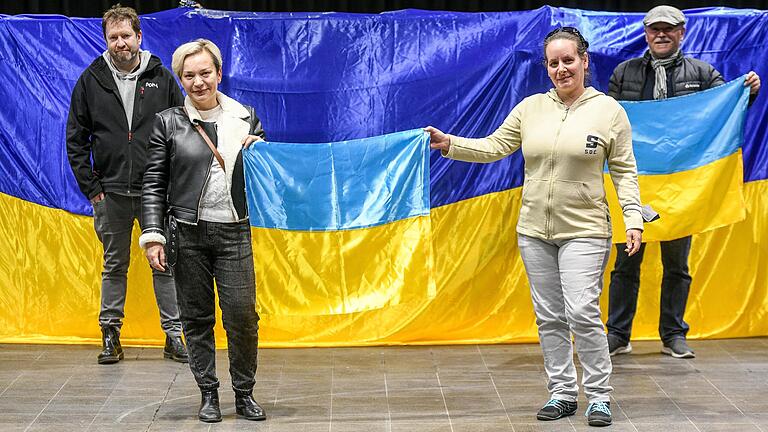 Unter dem Motto 'Culture for Peace' findet am Karsamstag ein Benefiztag für die Ukraine statt. Hinten von links Jojo Schulz (Geschäftsführer Posthalle) und Initiator Hartmut Emser. Vorne von links: Anastasia Schmid vom Verein Mrija und Sandy Rößer vom Dachverband freier Kulturträger.