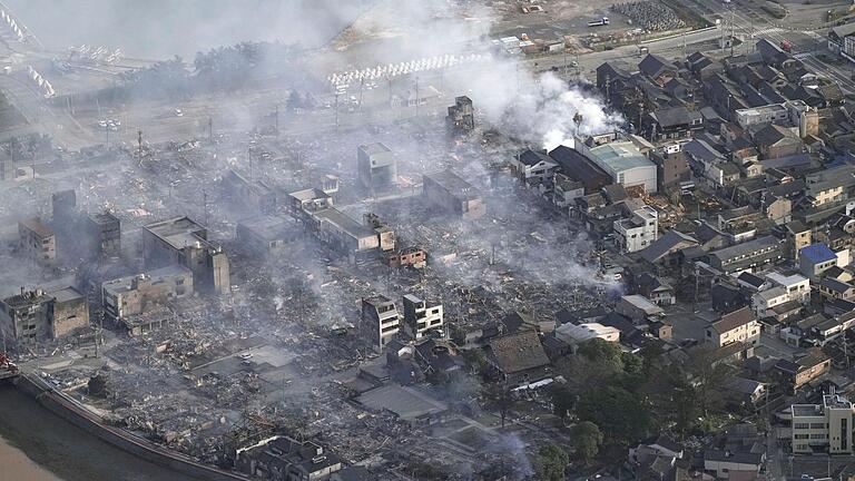 Erdbeben in Japan.jpeg       -  Nach einem Erdbeben in der Präfektur Ishikawa steigt Rauch aus dem Brandherd auf.