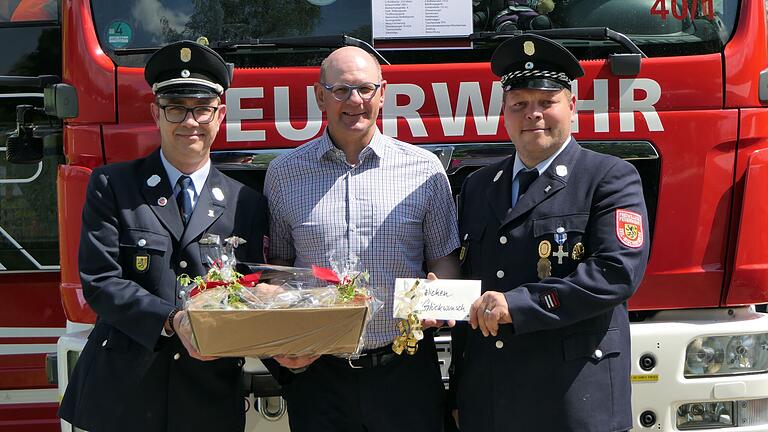 Bürgermeister Thomas Stadelmann (Mitte) gratulierte Kommandant Tobias Hetterich (links) und Gruppenführer Uwe Möltner (rechts) zum 150. Jubiläum der Feuerwehr Bischofsheim.