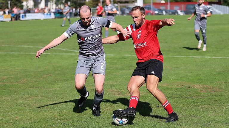 Trossenfurts Thorsten Schlereth (rechts) im Duell mit dem Fatschenbrunner Sebastian Moller.