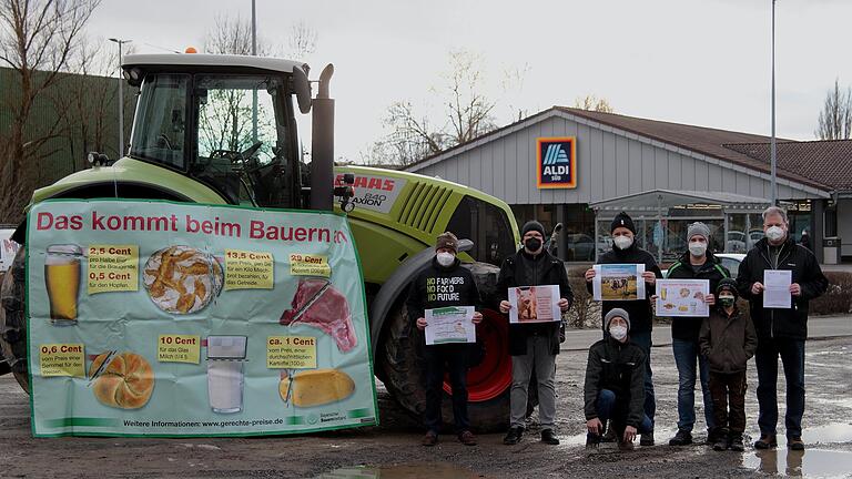 Vor dem Aldi in Haßfurt machten die Junglandwirte mit BBV-Kreisobmann Klaus Merkel (rechts) auf ihre schwierige Situation aufmerksam.