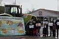 Vor dem Aldi in Haßfurt machten die Junglandwirte mit BBV-Kreisobmann Klaus Merkel (rechts) auf ihre schwierige Situation aufmerksam.