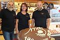 100 Jahre Bäckerei Metz in Langenleiten.
Senior Wolfgang Metz (links) unterstützt seinen Sohn Thomas noch immer gerne in der Backstube. Seine Frau Brigitte Metz ist das Herz des Bäckerbetriebes.