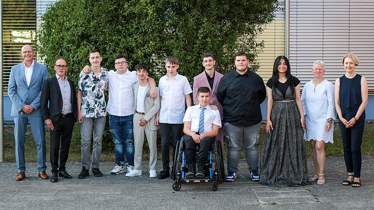 Bevor die Abschlussschüler der Irena-Sendler-Schule Hohenroth (Mitte) in die Freiheit entschwebten, wurden sie würdig verabschiedet von (von links) Schulleiter Jürgen Endres, Klassenleiter Stefan Bachmann sowie den stellvertretenden Schulleiterinnen Annette Voll (Zweite von rechts) und Carmen Wochnick (rechts). Bevor die Abschlussschüler der Irena-Sendler-Schule Hohenroth (Mitte) in die Freiheit entschwebten, wurden sie würdig verabschiedet von (von links) Schulleiter Jürgen Endres, Klassenleiter Stefan Bachmann sowie den stellvertretenden Schulleiterinnen Annette Voll (Zweite von rechts) und Carmen Wochnick (rechts).