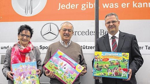 Adventskalender für die Tafel       -  (ts)   Ein Adventskalender gehört zur Vorweihnachtszeit. Eltern, die wenig Geld haben, können ihren Kindern diesen Wunsch häufig nicht erfüllen. Um den Familien eine Freude zu machen, spendet die Sparda-Bank Nürnberg 180 Adventskalender an die Schweinfurter Tafel. Die Mittel dafür stellt der Gewinn-Spar-Verein der Sparda-Bank Nürnberg zur Verfügung. Die Tafel gibt die Kalender mit dem Spielzeug an Kinder aus bedürftigen Familien weiter, die sich dort mit Lebensmitteln versorgen. Im Bild (von links) Brigitte Stühler (Tafel), Hermann Kleinhenz (Tafel) und Roland Kehrlein, Filialleiter Schweinfurt der Sparda-Bank Nürnberg.