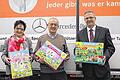 Adventskalender für die Tafel       -  (ts)   Ein Adventskalender gehört zur Vorweihnachtszeit. Eltern, die wenig Geld haben, können ihren Kindern diesen Wunsch häufig nicht erfüllen. Um den Familien eine Freude zu machen, spendet die Sparda-Bank Nürnberg 180 Adventskalender an die Schweinfurter Tafel. Die Mittel dafür stellt der Gewinn-Spar-Verein der Sparda-Bank Nürnberg zur Verfügung. Die Tafel gibt die Kalender mit dem Spielzeug an Kinder aus bedürftigen Familien weiter, die sich dort mit Lebensmitteln versorgen. Im Bild (von links) Brigitte Stühler (Tafel), Hermann Kleinhenz (Tafel) und Roland Kehrlein, Filialleiter Schweinfurt der Sparda-Bank Nürnberg.