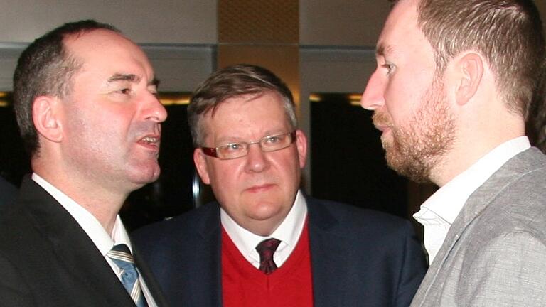 Staatsminister Hubert Aiwanger (links) im Gespräch mit Kitzingens Polizeichef Christian Georgi (rechts), SPD-Landtagsabgeordneter Volkmar Halbleib hört interessiert zu. Staatsminister Hubert Aiwanger (links) im Gespräch mit Kitzingens Polizeichef Christian Georgi (rechts), SPD-Landtagsabgeordneter Volkmar Halbleib hört interessiert zu.