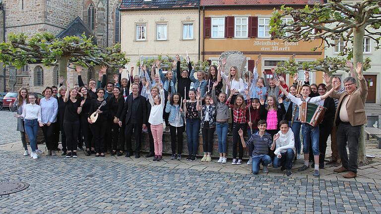Die Schüler der Musikschule Schweinfurt, Außenstelle Gerolzhofen, und ihre Leiter Roland Eckert, Jürgen Thiergärtner sowie Kulturreferentin Ingrid Feil und Andrea Schärringer Geschäftsführerin des Zweckverbandes Musikschule.
