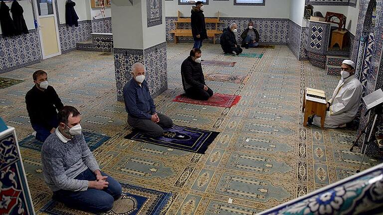  Vorerst nicht mehr möglich wegen Ausgangssperre ist das gemeinsame Abendgebet in der Ulu Cami-Moschee in Lohr. Unter den Gläubigen ist Hanifi Oymak (vordere Reihe, Zweiter von links), Vorsitzender des Türkisch-Islamischen Vereins. Vorerst nicht mehr möglich wegen Ausgangssperre ist das gemeinsame Abendgebet in der Ulu Cami-Moschee in Lohr. Unter den Gläubigen ist Hanifi Oymak (vordere Reihe, Zweiter von links), Vorsitzender des Türkisch-Islamischen Vereins.
