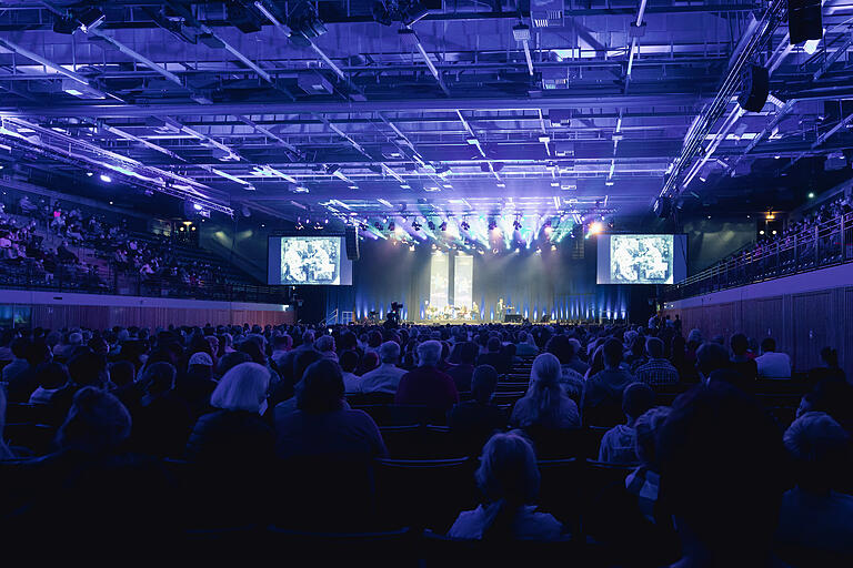 Bei der zweistündigen Veranstaltung waren rund 1500 Menschen in der s.Oliver Arena in Würzburg zu Besuch. Bei der zweistündigen Veranstaltung waren rund 1500 Menschen in der s.Oliver Arena in Würzburg zu Besuch.