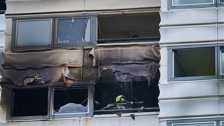 Brand im Hochhaus.jpeg       -  Bei einem Feuer in Berlin sind zwei Menschen ums Leben gekommen. Sie sprangen aus einem Hochhaus.