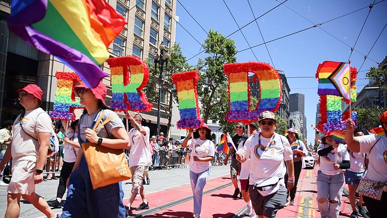 Pride Parade in San Francisco       -  Traditionell in den Farben der Regenbogen-Flagge werden in San Francisco die 'Pride'-Buchstaben durch die Stadt getragen.