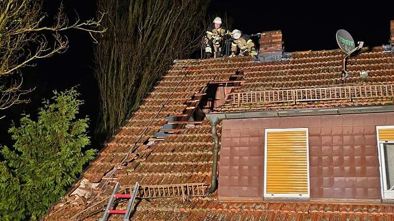 In Wargolshausen durchschlug am Dienstagabend ein Baum das Dach eines Wohnhauses. Die Feuerwehren Wargolshausen und Mellrichstadt übernahmen die Absicherungen und die provisorische Abdeckung des Daches.