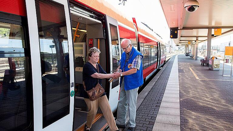 Vorsicht Stufe! Sicher führt Rudolf Steiche die blinde Ingeborg Pusch aus dem Zug. Vorsicht Stufe! Sicher führt Rudolf Steiche die blinde Ingeborg Pusch aus dem Zug.