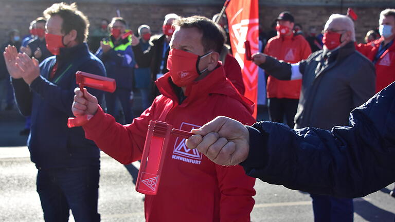 Anand Anders       -  Etwa 1000 Menschen nahmen am Dienstagmorgen (2.3.2021) in Schweinfurt am Warnstreik der IG Metall teil. Beschäftigte unter anderem von ZF und SKF gingen auf die Straße, um die Forderungen der Gewerkschaft in den laufenden Tarifverhandlungen zu unterstützen. Solche Warnstreiks sollen auch in den kommenden Tagen in Mainfranken stattfinden.