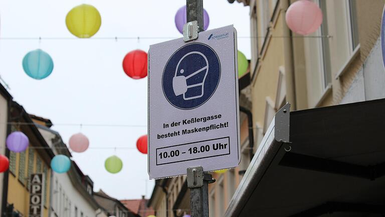 In der Schweinfurter Keßlergasse gilt im Moment keine Maskenpflicht. Trotz steigender Inzidenz verändert sich auch für die Geschäfte im Moment nichts.