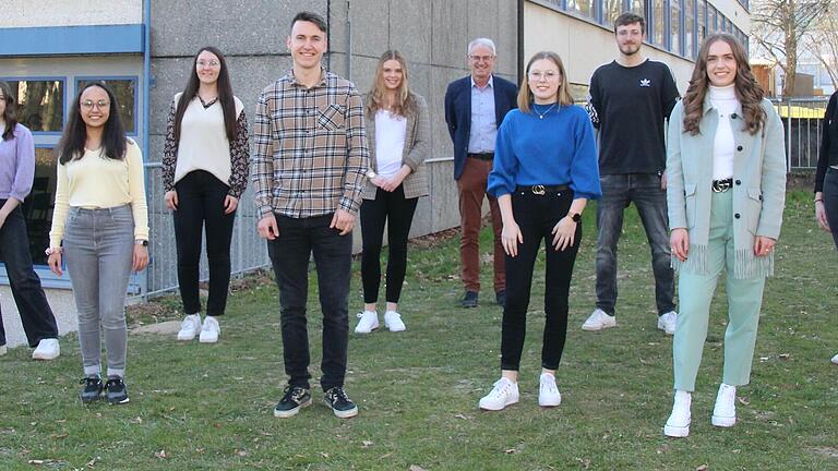 Im Bild (von links): Helmut Kneißl (Oberstufenkoordinator), Melanie Herbig, Nathalie Nienstedt, Julia Möslein, Patrick Czerny, Lena Böhnlein, Luisa Hümmer, Bernhard Seißinger (Schulleiter), Til Sauer, Tamara Mundorff, Celine Panzer, Marco König (Oberstufenkoordinator). Nicht im Bild: Christoph Gross.