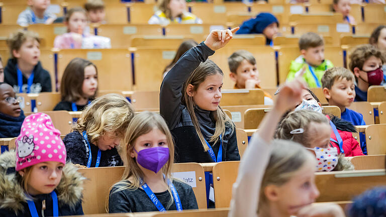 Rund 600 Kinder zwischen 6-13 Jahren nahmen an der Vorlesung der Kinderuni an der Julius-Maximilians-Universität Würzburg am Samstag 10.12.22 teil. Das heutige Thema 'Von lieben Wölfen und wütenden Prinzessinnen. Geschichten mal andersrum.' mit der Dozentin Prof. Dr. Stephanie Catani (Lehrstuhl für Neuere deutsche Literaturgeschichte).