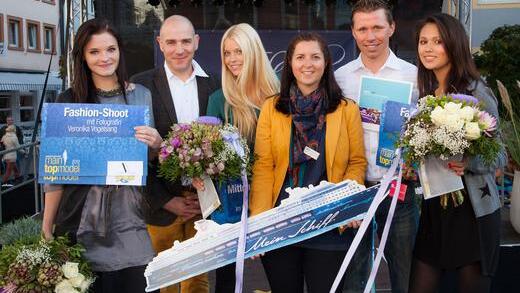 Siegerinnen und Sponsoren des Main-Topmodel-Wettbewerbs 2012 (von links): Sophie Marie Hölzer aus Gräfendorf, Martin Krause (Modehaus Koch), Sabine Fischer aus Üttingen, Nicole Joa-Kohlmann (Reisewelt Joa), Andreas Schubert (Autohaus Echterstraße) und Tina Daosri aus Aschfeld.