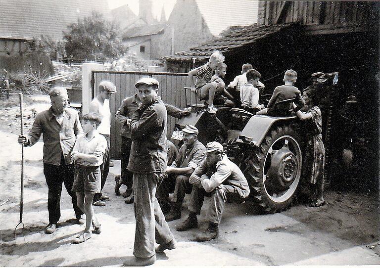 Das Foto einer Dreschmannschaft aus den 1950er-Jahren, aufgenommen in der Schmiedgasse hinter dem Rathaus.