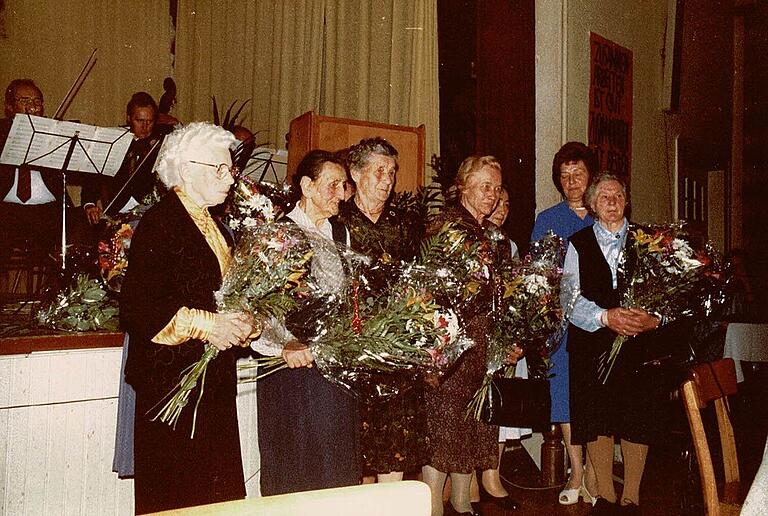 Im Jahr 1983 ehrte der Katholische Frauenbund Gerolzhofen anlässlich seines 60. Geburtstags (von links) die Gründungsmitglieder Antonie Wolf, Rita Fella, Karoline Treutlein, Gunda Wohlhöfner, Lisa Kwossek, Helene Greß, Margarethe Hildenbeutel und Else Mittenzwei. Hinten im blauen Kleid ist die damalige Vorsitzende Hedwig Klebrig zu sehen. Im Jahr 1983 ehrte der Katholische Frauenbund Gerolzhofen anlässlich seines 60. Geburtstags (von links) die Gründungsmitglieder Antonie Wolf, Rita Fella, Karoline Treutlein, Gunda Wohlhöfner, Lisa Kwossek, Helene Greß, Margarethe Hildenbeutel und Else Mittenzwei. Hinten im blauen Kleid ist die damalige Vorsitzende Hedwig Klebrig zu sehen.