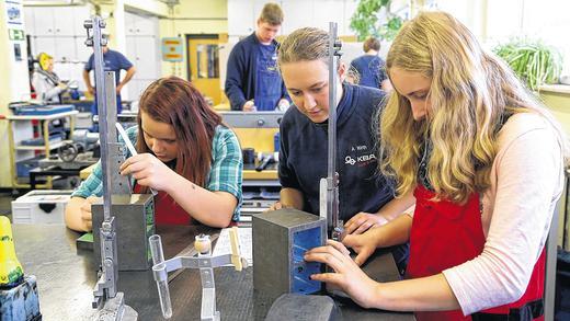 Workshop in der Koebau-Werkberufsschule: Die Schülerinnen Katharina Hartmann (links) und Theresa Wehrwein (rechts) mit der Auszubildenden Angelina Wirth beim Abmessen eines Werkbleches. Workshop in der Koebau-Werkberufsschule: Die Schülerinnen Katharina Hartmann (links) und Theresa Wehrwein (rechts) mit der Auszubildenden Angelina Wirth beim Abmessen eines Werkbleches.