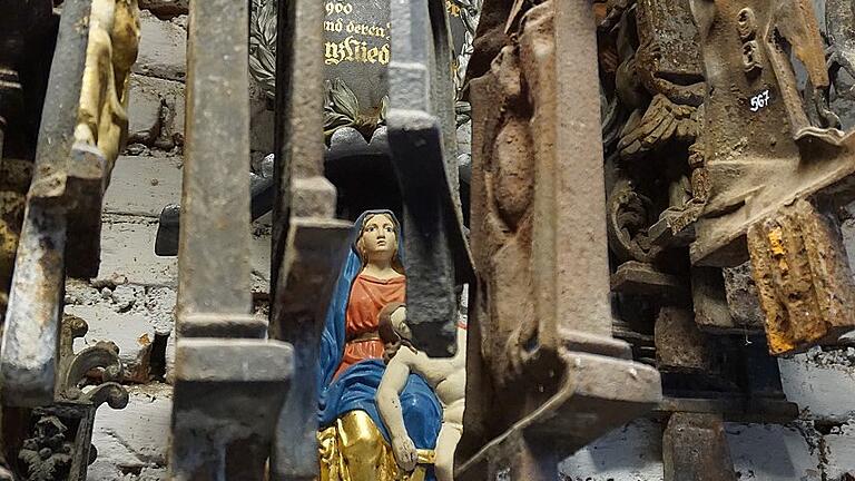 Im Archiv des Kramsacher Museumsfriedhofs schlummert noch so manche Rarität.