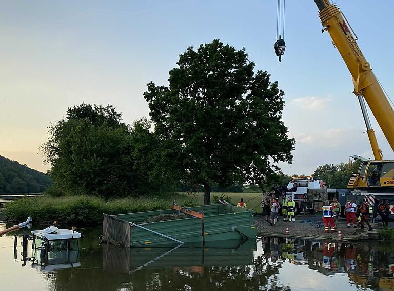 Beim Unfallereignis am 12. Juni versank der Traktor nahezu vollständig im Main. Der Traktorfahrer konnte sich und seinen Hund ans Ufer retten.