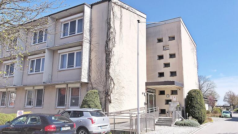 Rund 40 afghanische Ortshelfer und Flüchtlinge mit besonderem Schutzstatus kommen vorübergehend im ungenutzten Haus St. Michael der Diözese Würzburg in Bad Königshofen (Lkr. Rhön-Grabfeld) unter. Die Regierung von Unterfranken hat einen entsprechenden Vertrag geschlossen. Rund 40 afghanische Ortshelfer und Flüchtlinge mit besonderem Schutzstatus kommen vorübergehend im ungenutzten Haus St. Michael der Diözese Würzburg in Bad Königshofen (Lkr. Rhön-Grabfeld) unter. Die Regierung von Unterfranken hat einen entsprechenden Vertrag geschlossen.