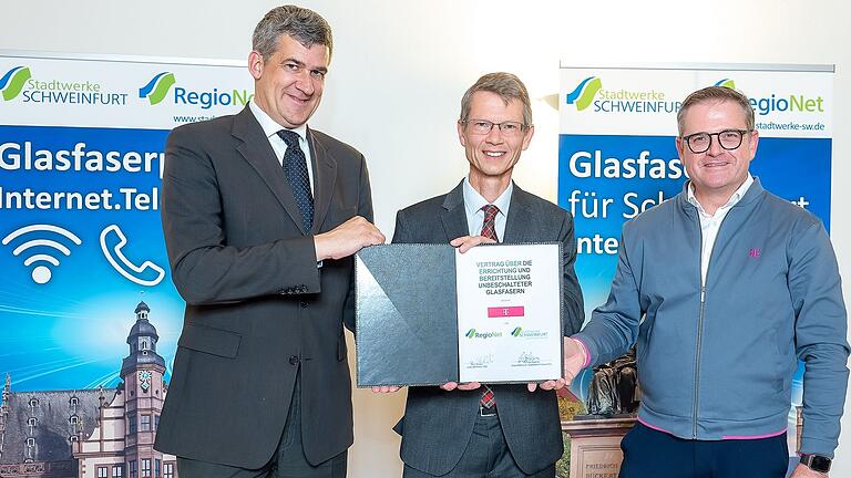 In Kooperation mit der Telekom wollen die Stadtwerke Schweinfurt&nbsp;den Glasfaserausbau in Schweinfurt deutlich beschleunigen. Das gaben Thomas Kästner, Geschäftsführer der Stadtwerke und der RegioNet Schweinfurt, Oberbürgermeister Sebastian Remelé und Thilo Höllen, Leiter Breitbandkooperationen bei der Telekom Deutschland, (von links) jüngst bekannt.