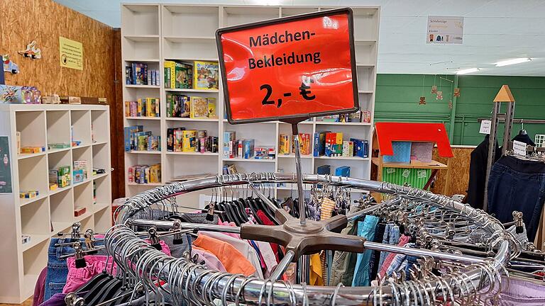 Bei Aplawia ist die Auswahl groß: Gut erhaltene Kleidung, zum Teil Markenware, Bücher, Geschirr und Möbel bekommen hier eine zweite Chance. Bei Aplawia ist die Auswahl groß: Gut erhaltene Kleidung, zum Teil Markenware, Bücher, Geschirr und Möbel bekommen hier eine zweite Chance.