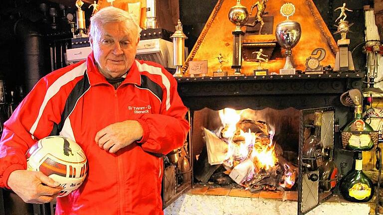 Richard Filippi, ab heute 75, bleibt am Ball, hier in seiner „Trimm-Dich-Klause“. Man beachte die angebauten Bocksbeutel am Kamin.B. KOHLHEPP Richard Filippi, ab heute 75, bleibt am Ball, hier in seiner „Trimm-Dich-Klause“. Man beachte die angebauten Bocksbeutel am Kamin.B. KOHLHEPP