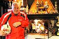 Richard Filippi, ab heute 75, bleibt am Ball, hier in seiner &bdquo;Trimm-Dich-Klause&ldquo;. Man beachte die angebauten Bocksbeutel am Kamin.B. KOHLHEPP