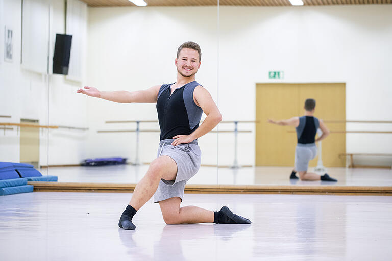 Balletttänzer Yannik Reuß hat seiner Mutter bei den digitalen Tanzstunden geholfen. Balletttänzer Yannik Reuß hat seiner Mutter bei den digitalen Tanzstunden geholfen.