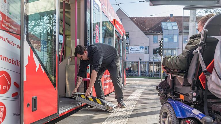 Timo Müller möchte in die Straßenbahn einsteigen. Hier ist die Mithilfe des Fahrzeugführers gefragt, der ihm an einer dafür vorgesehenen Tür die Rollstuhlrampe ausklappt. Timo Müller möchte in die Straßenbahn einsteigen. Hier ist die Mithilfe des Fahrzeugführers gefragt, der ihm an einer dafür vorgesehenen Tür die Rollstuhlrampe ausklappt.