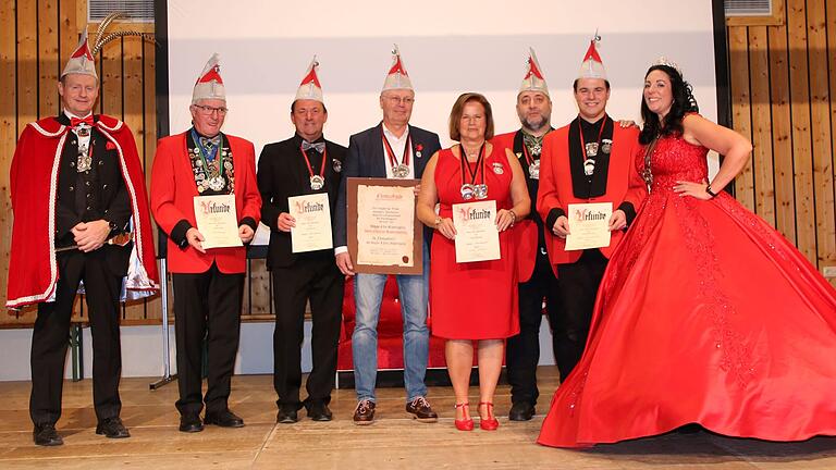 Prinz Peter I. gratulierte zu Vereinsehrungen: Norbert Uhl, Ralf Kraus, Christof Braterschofsky, Anke Plömpel, Gesellschaftspräsident Ralf Spiegel, Aaron Plömpel und Prinzessin Nicole I.