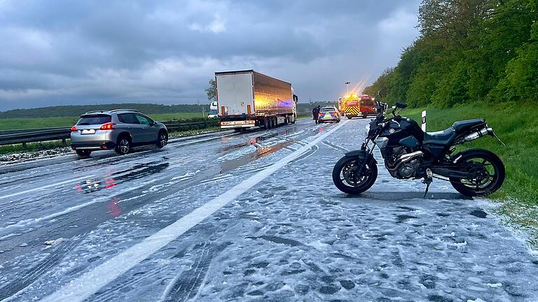 Plötzliche Schnee- und Eisglätte überraschte Autofahrer auf der A7 bei Estenfeld: Die Autobahn war stundenlang gesperrt.