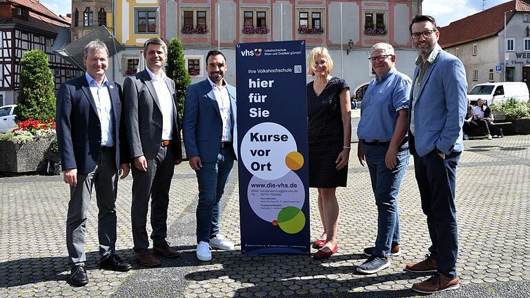 Die Führungsspitze der ab 2025 fusionierten Volkshochschule für den Landkreis Rhön-Grabfeld: (von links) die Bürgermeister Thomas Helbling (Bad Königshofen), Michael Kraus (Mellrichstadt) und Michael Werner (Bad Neustadt) sowie Renate Knaut, Kai Uwe Tapken und Florian Schmitt als Vertreter der vhs.